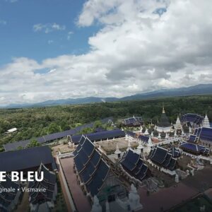 Temple bleu et forêt du nord de la Thaïlande — vidéo drone HD