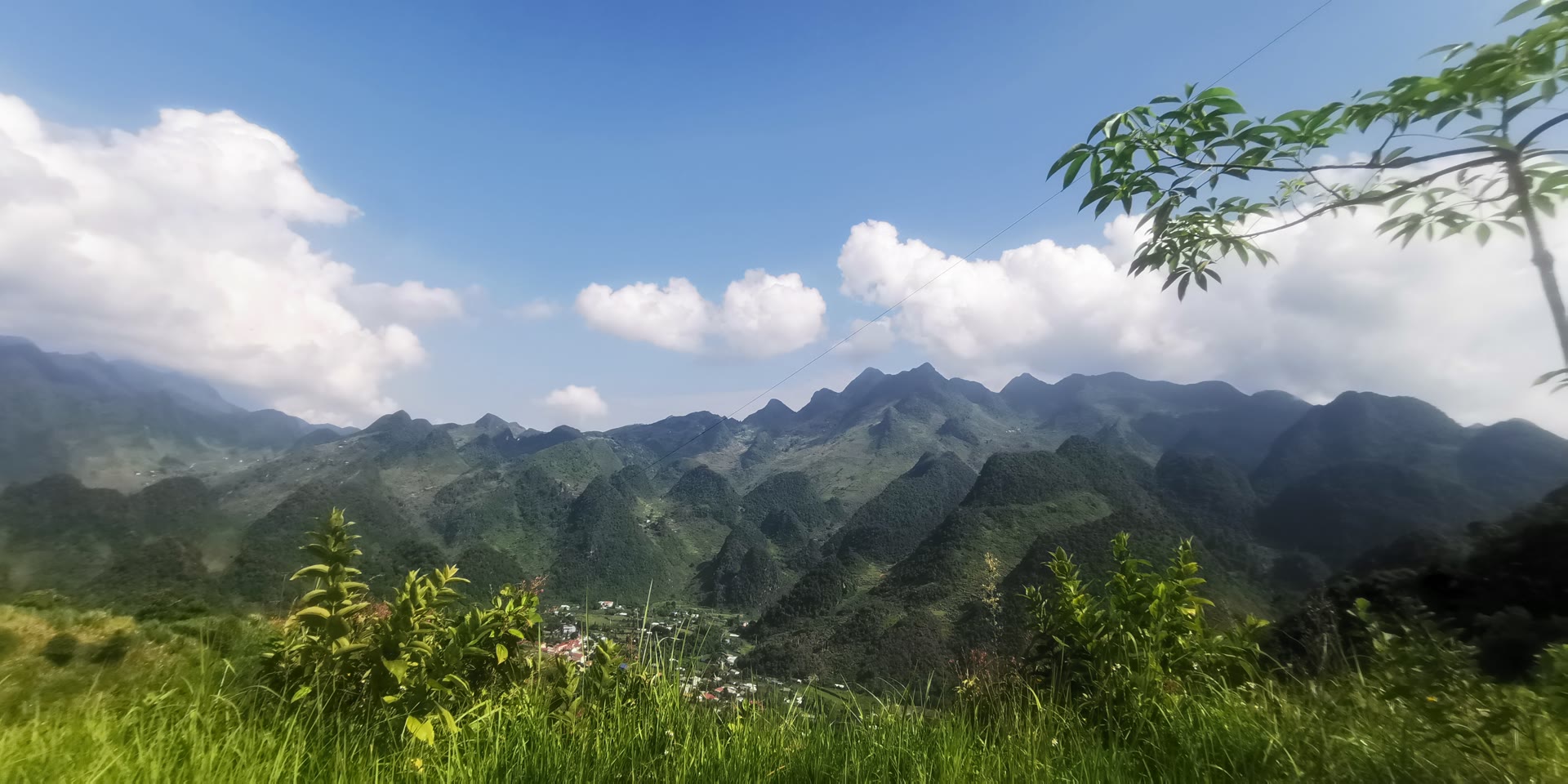 Montagnes et vallée au Vietnam