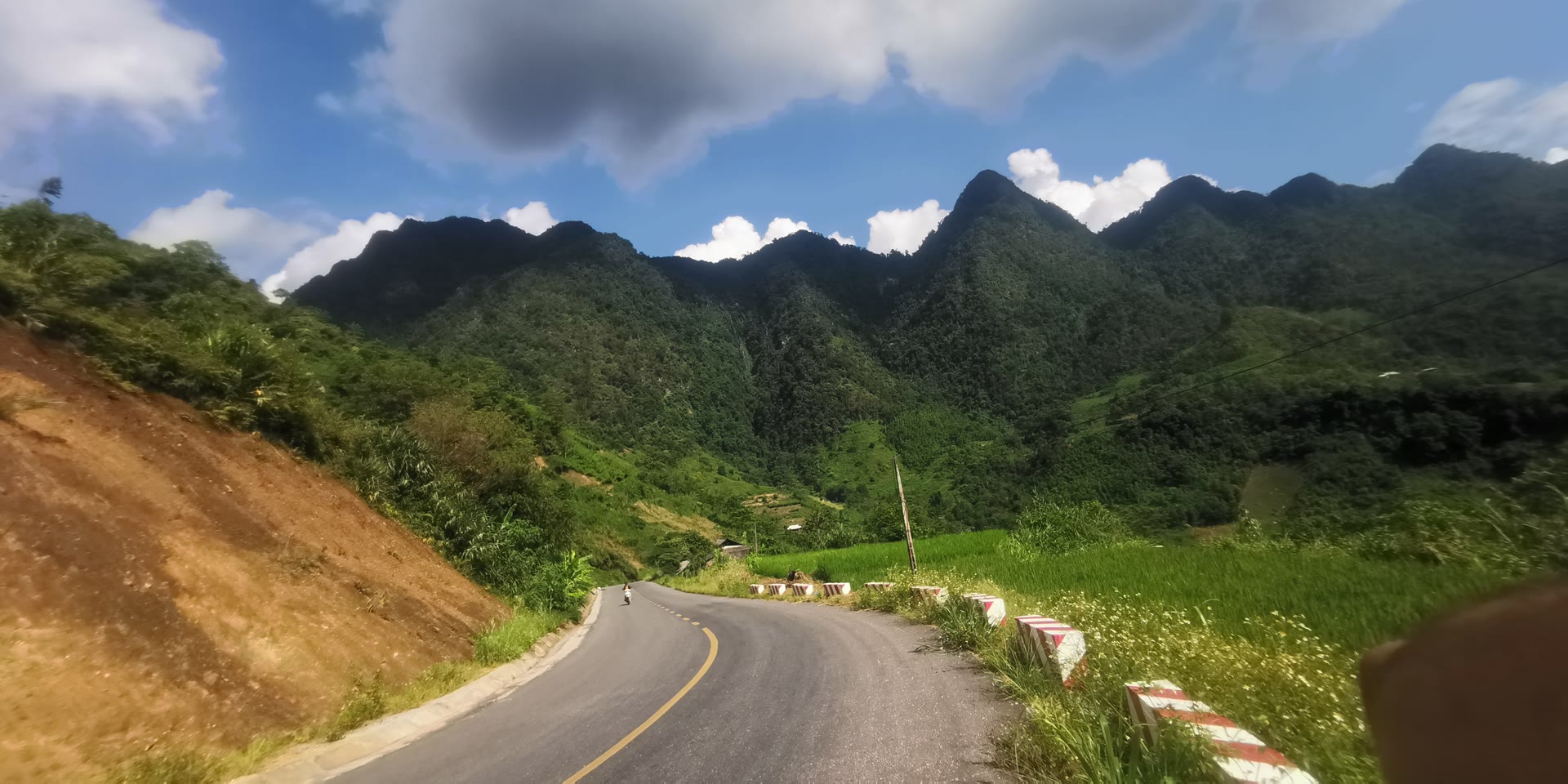 Route dans les montagnes et les rizières
