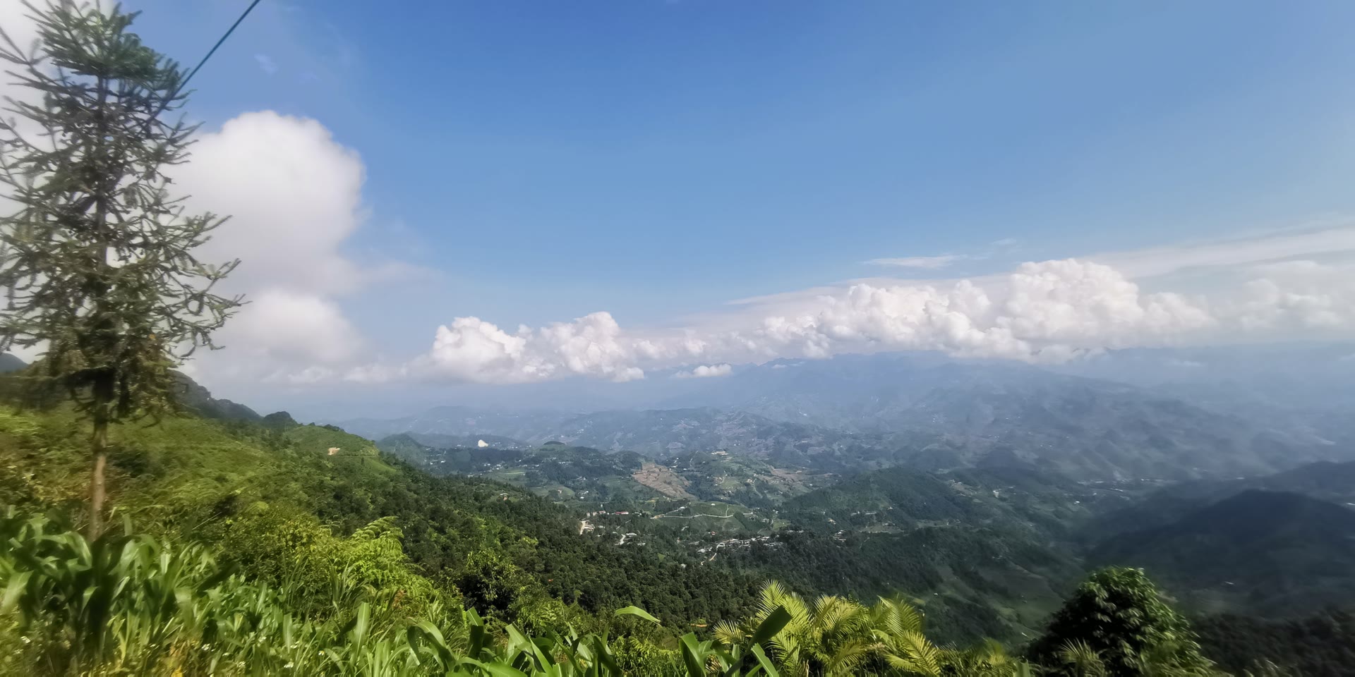 Paysage lointain vu depuis les hauteurs