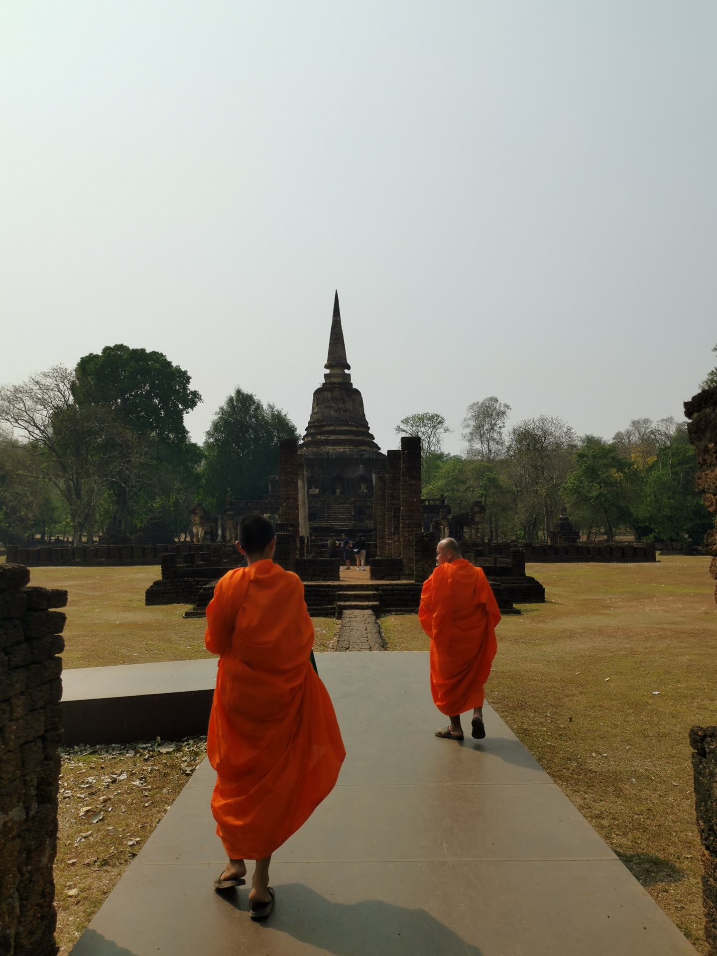 Deux moines marchant vers un temple en Thaïlande